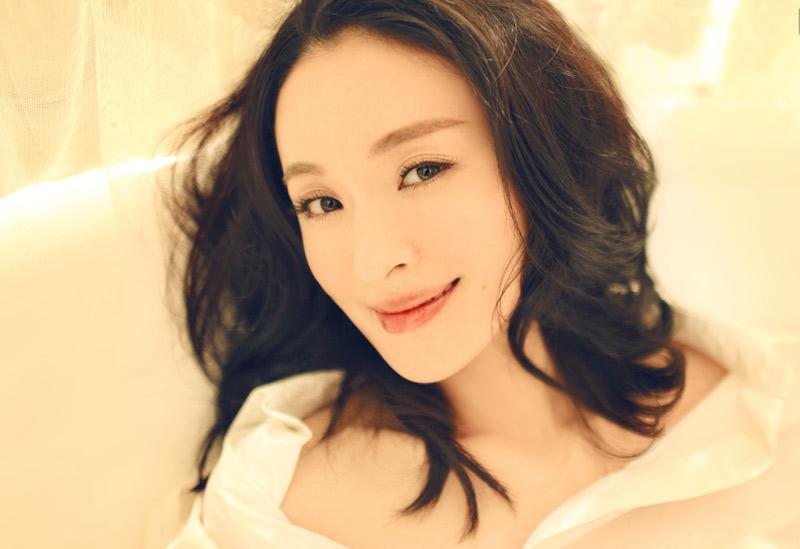 鄧英的最新照片，展現(xiàn)時(shí)代風(fēng)采與個(gè)人魅力