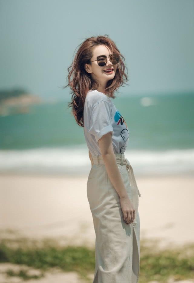 戚薇最新卷發(fā)造型，時(shí)尚魅力再升級(jí)